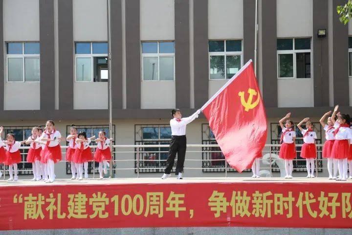 大学生把古诗写成儿歌，老师批卷把作品唱了出来，网友：小小鹳雀楼，狠狠登上去了
