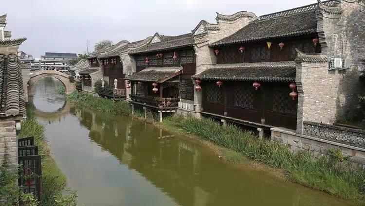 跳跃的立方体